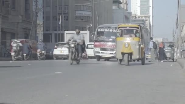 Tuktuk Στον Κεντρικό Δρόμο Chundrigar Στο Καράτσι Χαμηλή Γωνία — Αρχείο Βίντεο