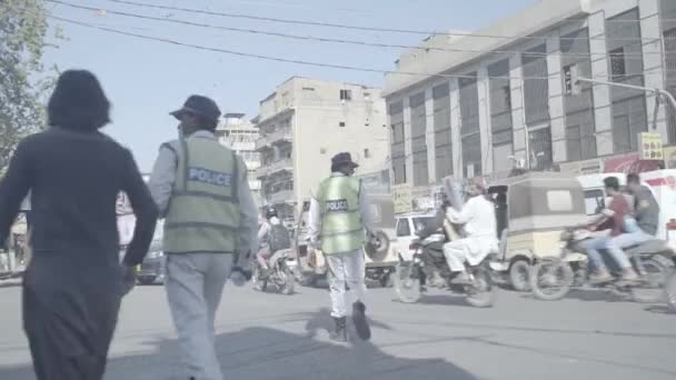 Verkeerspolitie Loopt Een Drukke Straat Karachi — Stockvideo