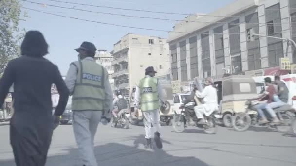 Traffic Police Walking Busy Street Karachi — Stock Video