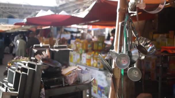 Vliegt Rond Een Ijzerwinkel Karachi — Stockvideo