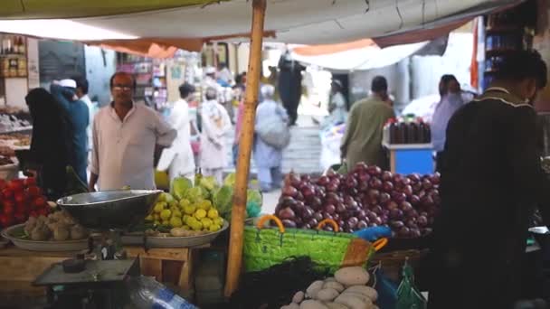 Πρόσωπο Που Στέκεται Κοντά Πάγκο Φρούτα Και Λαχανικά — Αρχείο Βίντεο