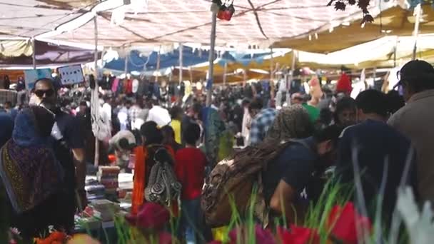 Люди Ходят Воскресному Рынку Карачи — стоковое видео