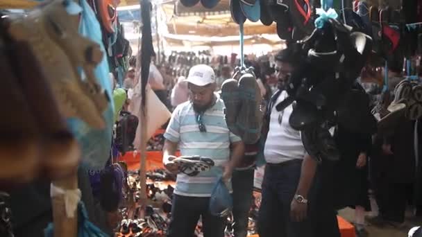 Ludzie Spacerujący Niedzielnym Targu Karachi — Wideo stockowe
