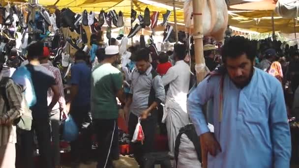 Mannen Die Rondlopen Schoenenmarkt — Stockvideo