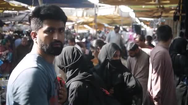 Pessoas Andando Por Mercado Domingo Karachi — Vídeo de Stock