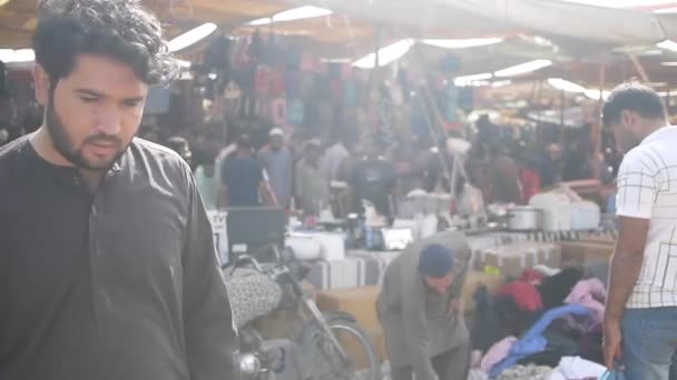 在卡拉奇市的星期日市场散步的人 — 图库视频影像