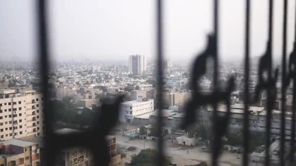 Blick Auf Die Stadt Karatschi Durch Gitter — Stockvideo