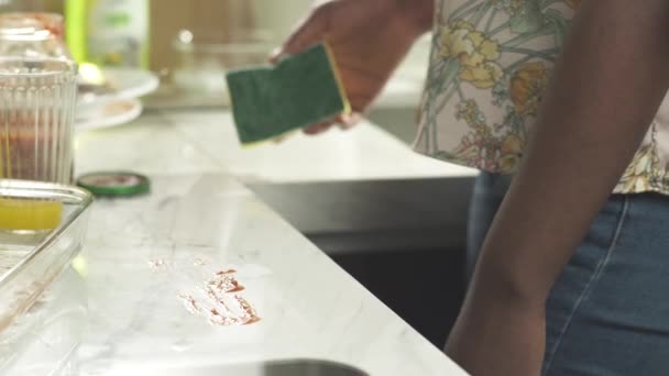 Afro Mujer Limpieza Cocina Con Esponja — Vídeo de stock