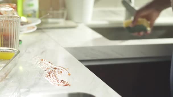 Kobieta Sprzątanie Kuchni Top Gąbką — Wideo stockowe
