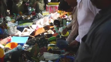 İnsanlar eski eşyaları karıştırıyor..