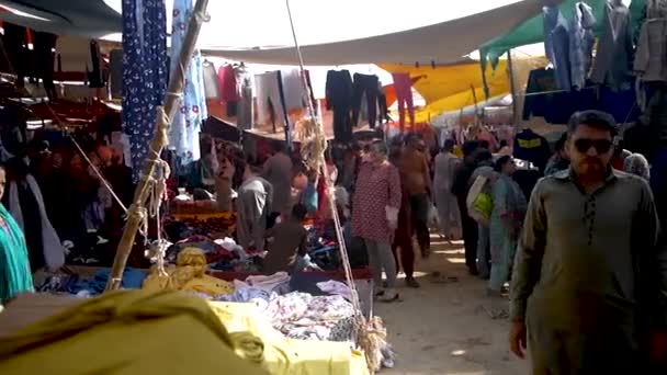 Menschen Spazieren Auf Dem Sonntagsmarkt Karatschi — Stockvideo