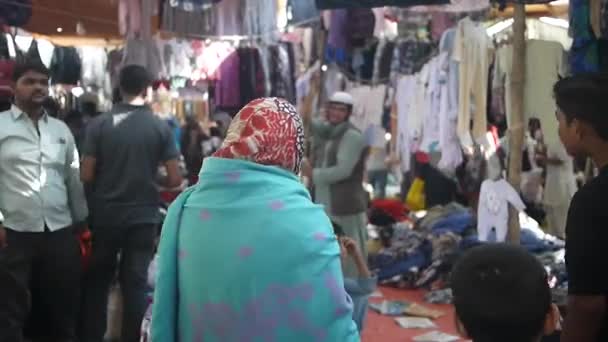 Mulheres Muçulmanas Olhando Redor Mercado — Vídeo de Stock