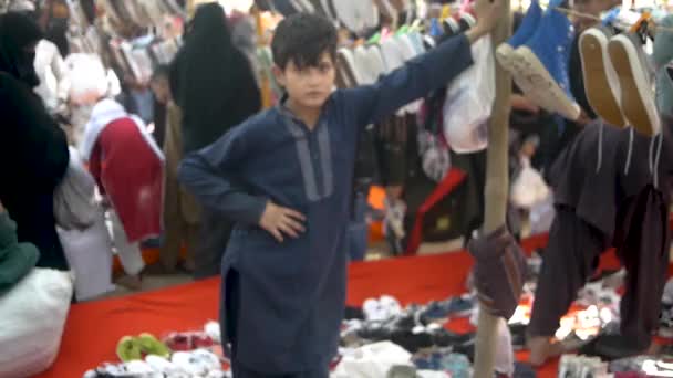 Pathan Kid Winkel Houder Staan Met Stijl — Stockvideo