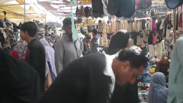 Mensen Lopen Rond Zondagmarkt Karachi — Stockvideo