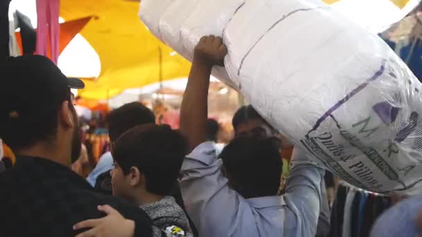 Pessoa Que Transporta Almofadas Mercado Domingo — Vídeo de Stock