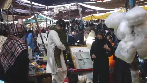 Menschen Mit Kindern Auf Dem Sonntagsmarkt — Stockvideo