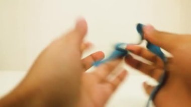 Mavili Kaset Etnik Bir Kadın Tarafından Kırılıyor