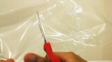 Turuncu Makasla Kesilen Plastiği Temizle