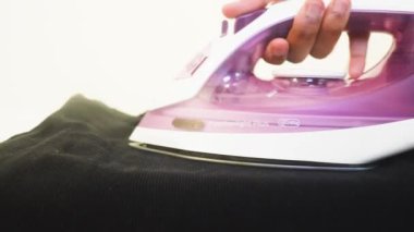 Giysiler buharla ütüleniyor. Siyah Tepe