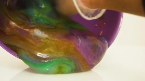 多种颜色混合在一起的透明泥浆 — 图库视频影像