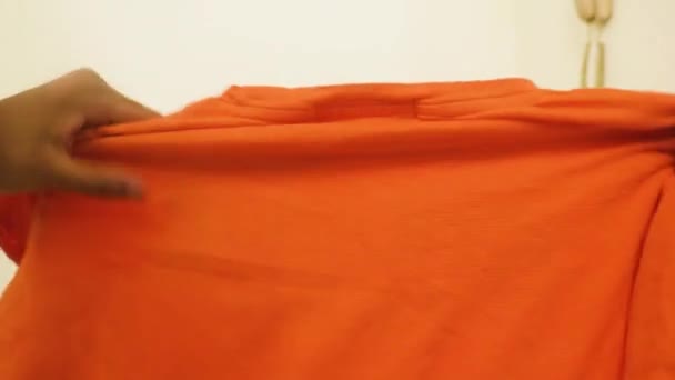 Vêtements Pliés Par Une Femme Ethnique Top Orange — Video