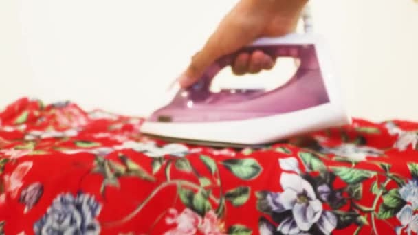 Kleidung Die Von Einer Ethnischen Frau Gebügelt Wird Blumenoberteil — Stockvideo