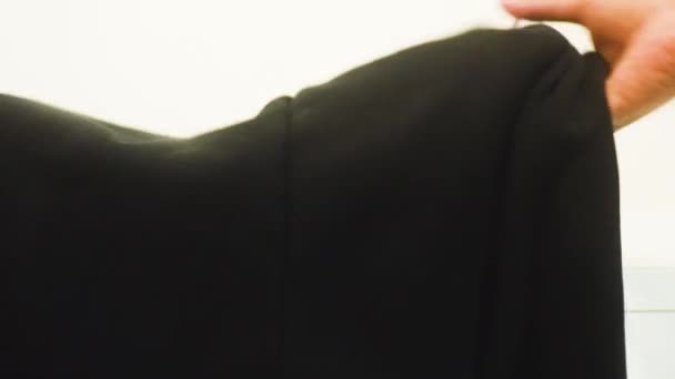 Kleidung Die Darauf Vorbereitet Wird Gebügelt Werden Schwarze Hose — Stockvideo