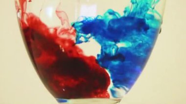 Şarap kadehine eklenen boyalar - Mavi ve kestane rengi