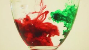 Şarap kadehine eklenen renk boyaları - kestane rengi ve yeşil