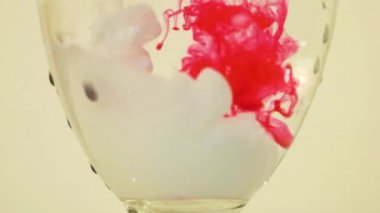 Şarap kadehine eklenen boyalar - Pembe ve beyaz