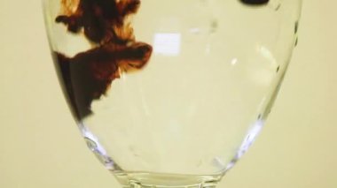 Şarap kadehine eklenen renk boyaları - Mor ve kahverengi