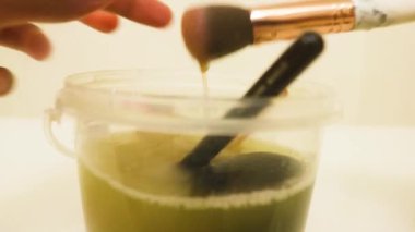 Su ve sabun dolu bir kap. Fırça temizliği.