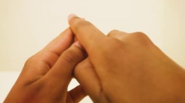 Etnik Kadın Pembe Allık Açıyor