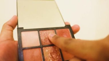 Göz farı kullanan Etnik Kadın. Bronz