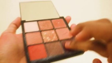 Göz farı kullanan Etnik Kadın. Kahverengi