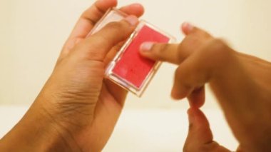 Göz farı kullanan Etnik Kadın. Pembe.