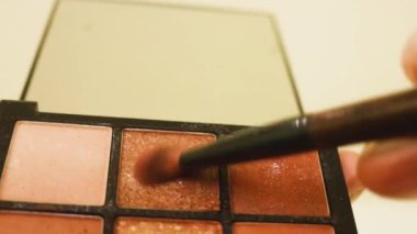 Göz farı kullanan Etnik Kadın. Bronz