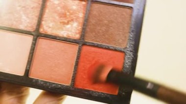 Göz farı kullanan Etnik Kadın. Turuncu