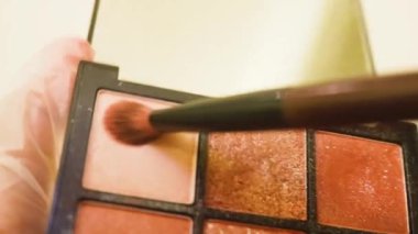 Göz farı kullanan Etnik Kadın. Beyaz