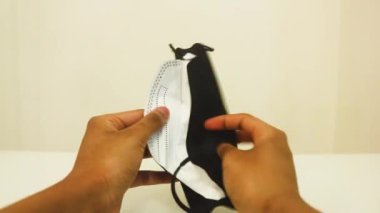 Yüz Maskesi Etnik Kadın Tarafından Takılıyor