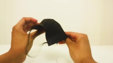 Yüz Maskesi Etnik Kadın Tarafından Takılıyor - Kara Maske