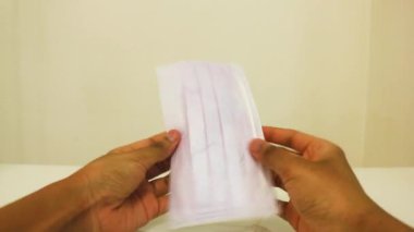  Yüz Maskesi Etnik Kadın Tarafından Takılıyor - Mor Maske