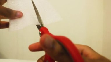 Köpük Parçası Turuncu Makas ile Kesiliyor.