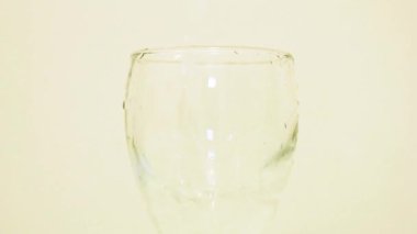 Bardak ağzına kadar dolduruluyor ve dökülüyor.