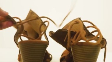 Bağcıkları Etnik bir kadın tarafından bağlanan Topuklar