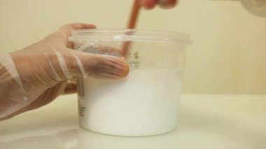 Mat Yapışkan İçindekiler Karıştırılıyor