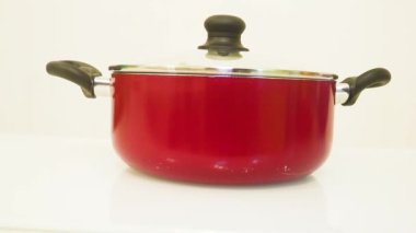 Kırmızı Tencere Etnik Bir Kadın Tarafından Kaldırılıyor