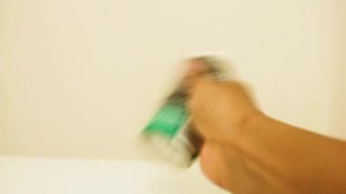 Traş Kremi Etnik Bir Kadın Tarafından Sarsılıyor