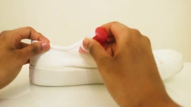 Etnik Bir Kadın Ayakkabıları Boyuyor