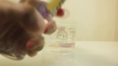 Sümüklü Aktivatör Temiz bir kaba dökülüyor